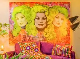 PSYCHEDELIC at DOLLYS DRIVE Wifi Grill Woods Mtns