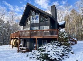 NEW Private Chalet 10 min to Windham & Hunter Mtns, GameRoom, Views, hotel em Jewett