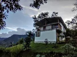 Country cabin with panoramic view among clouds - cabaña refugio entre nubes