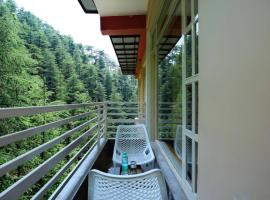 Decent Stays BNB in city Centre - 3 BHK apartments - PRIVATE PARKING - BALCONY VIEW, hotel i Shimla