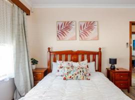 Holiday house, hotel em Roleystone