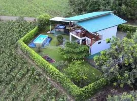 Arenal Nephelium Country Home, Refugio rural con piscina, jacuzzi y balcón con hermosas vistas al Volcán Arenal, en una finca privada