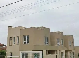 Sobrado com Arcondicionado, tomada 220V para veículo elétrico e Wi-Fi em Coroados Guaratuba