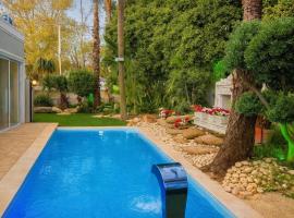 Private Villa with Heated Pool and Jacuzzi, hotel in Rishon LeẔiyyon