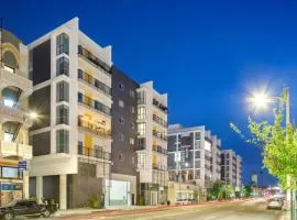 Luxe on Hollywood Blvd 2BR with FREE PARKING
