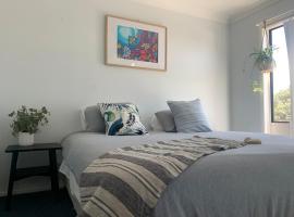 Swansea Peninsula Family Accommodation Full House, Hotel in Swansea