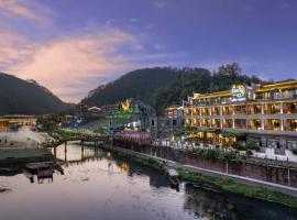 Phoenix Ancient Hill Riverside View Hotel- Offers free one-way high-speed rail pick-up service - Afternoon tea - Self-service laundry - Baggage storage - Travel planning, hotel a Fenghuang