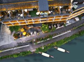 Phoenix Ancient Town San San River View Homestay - Enjoy a free one-way high-speed rail pick-up or drop-off - Delicate afternoon tea - Luggage storage - Laundry facilities provided - Personal butler service and more, מלון בפנגואנג