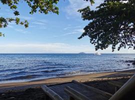 Groups & Families Glamping Dome Beach Resort Dauin, hotel a Dauin