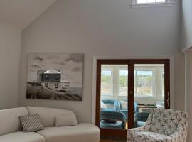 Serene waterfront getaway, Hotel in Mashpee