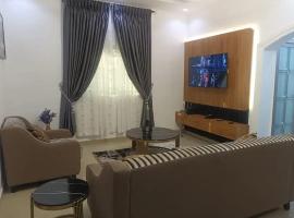 Travel Lodge Apartment，Sagisa的有停車位的飯店