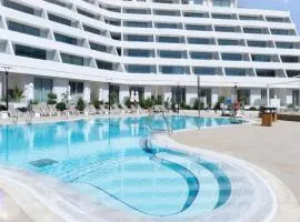 108 - סי סייד אילת סטודיו עם מרפסת פונה לבריכה ולים