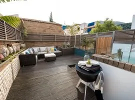2-bed with private patio, both en-suite
