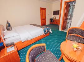 Mac-Dic Royal Plaza Hotel, hotel em Baatsona