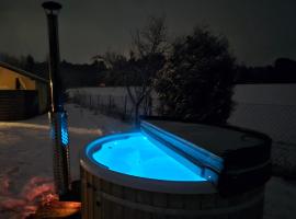 ferienhaus-am-scharm&uuml;tzelsee, hotel con tinas de hidromasaje en Wendisch Rietz