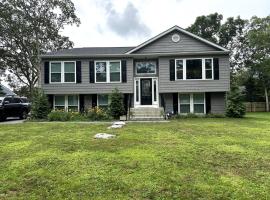 Hamptons Beach House, 5-minute walk to Bay Beach, hotel en Flanders