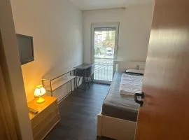 Quiet Hotel room with private Bathroom - Ruhiges Hotelzimmer mit eigenem Bad