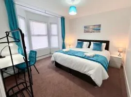 Stylish 5-Bed house perfect for Contractors and Families, fast Wi-Fi, Sky Sports, Sky Cinema & Netflix included, Ninja Air fryer in kitchen and free parking