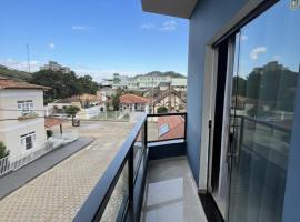Apartamento bairro do hospital com suíte e ar condicionado、Guaçuíのホテル