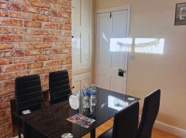 Modern Townhouse - Entire Home, Walk to Station Shops - Perfect for Groups, hotel en Banbury