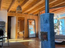 Ancienne grange typique nichée au cœur du Cantal, hotel en Le Monteil