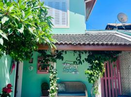Casa Verde Bertioga, um espaço cheio de charme com três praias - Indaiá, Pedra Selada e Riviera de São Lourenço para visitar a pé!, hotel v destinácii Bertioga