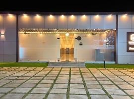 Estoria Hotel and Resort, Hotel in Kadakola