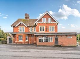 The Old Railway Hotel, hotel em Porton