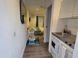 The Cosy Pod Studio - Short Stay in Salford
