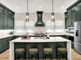 Luxury Townhouse with Fireplace Rooftop Deck Close to Downtown-Family Friendly