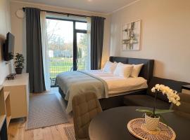 Comfy Albatross apartment with a balcony by the sea, hotel i Ķesterciems