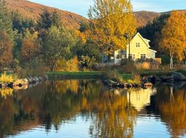 Arctic photo retreat Lofoten - lakehouse Bjørkly, Hotel in Vestvågøya