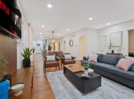 New Elmhurst Gem - Game Room & Amazing Yard, hotel a Elmhurst