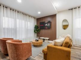 Elevated Gem - Sleeps 12 - 20 mins to Downtown Chicago, hótel í Oak Park