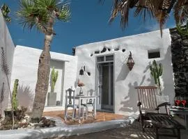 Stylish getaway with secluded Patio in lava Finca