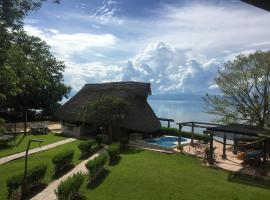 House with private beach Lake Izabal Guatemala, khách sạn ở Los Amates