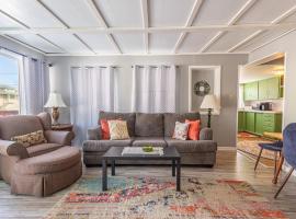 Rustic 2 Bedroom Boho Apartment, hotel i Laramie