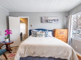 Charming French Studio Apartment, hotel i Laramie