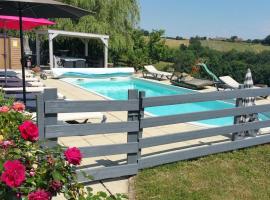 Gîte 8 personnes avec piscine, Hotel in Beaumarches