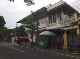 OYO 95103 Madiun Dkost Syariah, hotel din Madiun