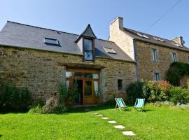 Gîte de Ker Huon avec piscine privée, couverte et chauffée, Hotel in Runan