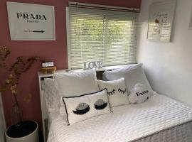 Relaxation guaranteed, equipped and cozy studio, sea view, Hotel in Le Moule