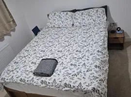 The Aylesbury Home Retreat - 2-Bed Home with Garden & Parking