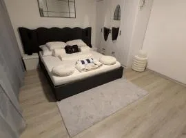 Moderne Ferienwohnung mit Balkon - 3 Minuten zum See für bis zu 4 Personen