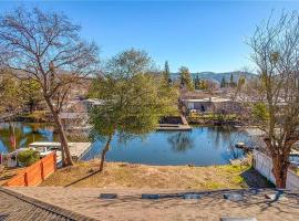 Lakefront Retreat • Private Yard + Fireplace, Hotel in Clearlake Oaks