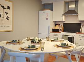 Bright & Spacious Apartment by the Sea, Free Parking, 10min to Airport, 12min to Ålesund, hotel em Ytterland