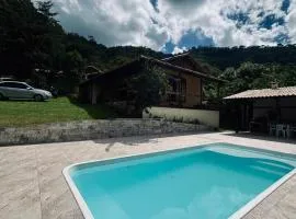 Chale no centro de Lumiar com água de nascente