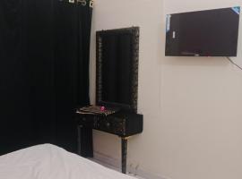 Town lodge guest house, hotel en Peshawar