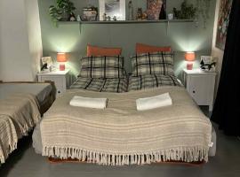 Peaceful farmroom with free sauna, wifi, parking and northern light, hotel in Narvik