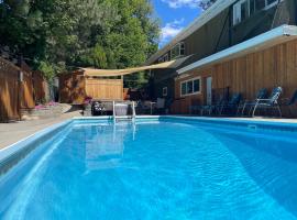 Bright poolside walkout two bedroom basement suite in the Okanagan，位于彭蒂克顿的酒店
